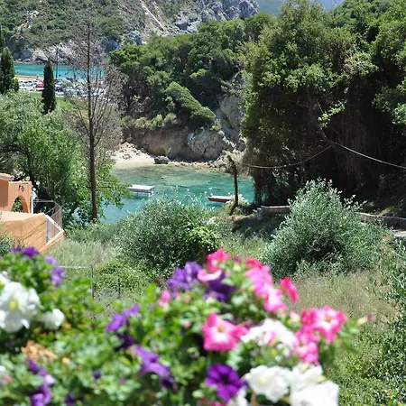 Ponte Rossa Палеокастрица